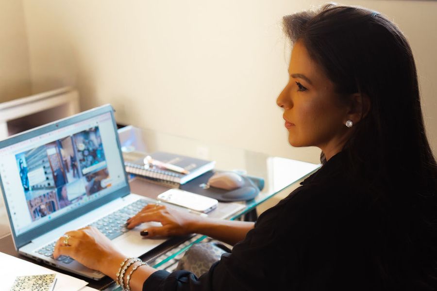 Nayara em atendimento online pelo notebook